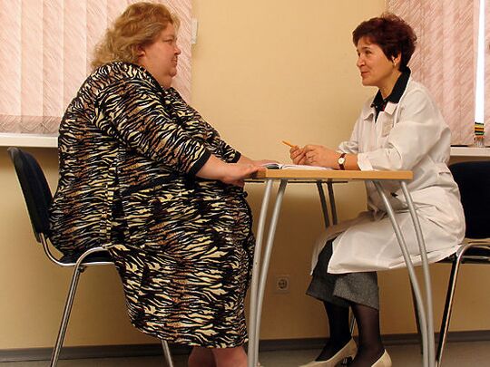 На консултација на флеболог, пациент со проширени вени предизвикани од дебелина